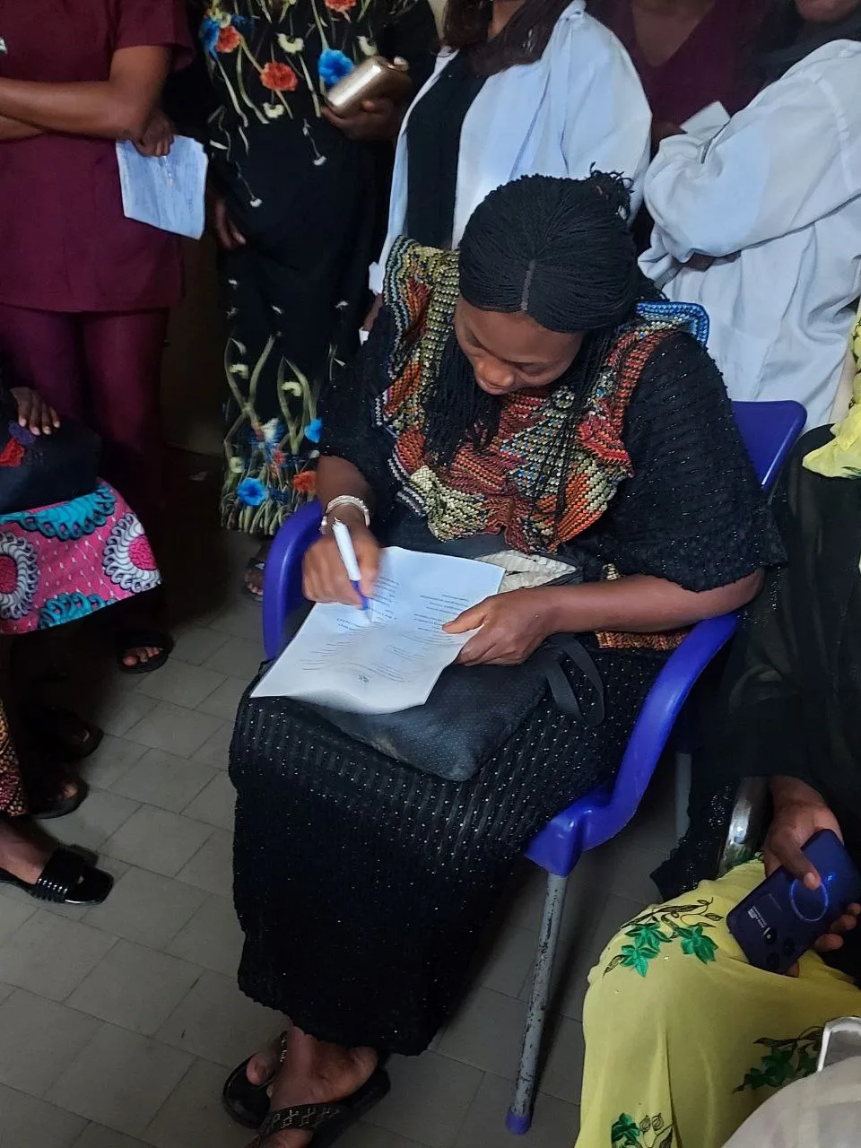 A pregnant mother filling in the questionnaire
